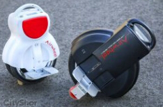 Genio a través de las calles en Airwheel scooters eléctricos