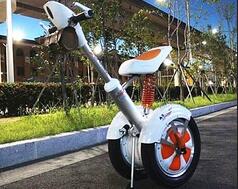 En primer lugar, las dos son diferentes en la cantidad de nuevos productos lanzados en las conferencias. 