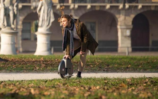Lionel هو عامل مكتب في شركة صغيرة واحدة من المستفيدين من Airwheel X8 سكوتر كهربائية واحدة ذات العجلات .